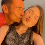Valenthina Rodarte Instagram - Dia 16 oficialmente chegou. Ao badalar da meia noite nosso príncipe ficou mais velho de idade, mas ainda mais novo de coração, alma e essência. Ao badalar da meia noite tivemos mais um ano de confirmação de que você é o homem das nossas vidas e de quem temos muito muito muito orgulho Ao badalar da meia noite, o príncipe que me surpreendeu em um desfile, o pai que calçou meu sapatinho de cristal, a criança que me levou (e eu cuidei kakakak) em todos os shows, o tiktoker que me incentiva a fazer dancinhas, o dublador mais talentoso que os estúdios ainda não descobriram, o atleta que me inspira a cada dia (não que isso me motive a entrar no esporte kakak) e o homem que construiu essa família linda completou mais um ano de vida. Mais um ano de vida nos provando o quanto é especial, o quanto é importante para nós, o quanto nos inspira, o quanto nos orgulha e o quanto faz a diferença em nossas vidas Papai, parabéns por quem você é.Parabéns por sua garra e determinação. Parabéns pelo seu jeito de viver. Obrigada por nos mostrar um pouquinho da sua visão de mundo: esse mundo que todos queremos viver e que você tem a capacidade de enxergar diariamente. Obrigada por fazer o possível e impossível para nós ver feliz. Sei que se fosse possível você pegaria uma estrela do céu para nos dar, mas quero que você saiba que você já é a nossa estrela, que ilumina as nossas vidas. E que honra ver essa pessoa tão especial completar mais um ano de vida iluminando a vida das pessoas a sua volta, colocando um sorriso no rosto das pessoas que te encontram, motivando todos a sua volta e contagiando as pessoas com a sua energia Te amamos daqui até a lua à velocidade de Fábio, pq sei que nem a velocidade da luz é pario para as suas pedaladas. Te amamos 💓💓💓 @fabiorodarte16 #aniversario #felizaniversario #pai #principe #aventura #diversão #homenagem #deusnocomando #familia #amor