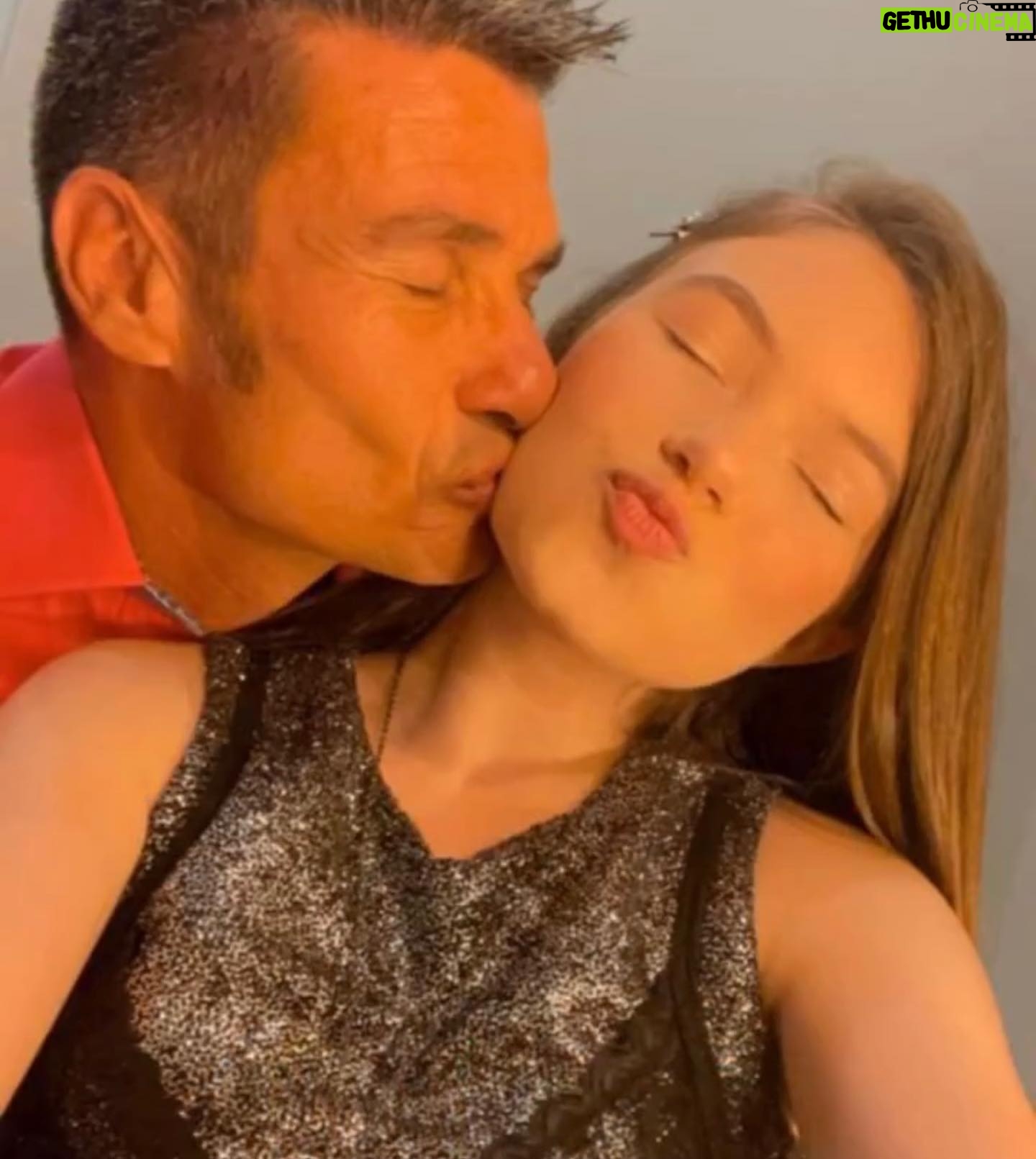 Valenthina Rodarte Instagram - Dia 16 oficialmente chegou. Ao badalar da meia noite nosso príncipe ficou mais velho de idade, mas ainda mais novo de coração, alma e essência. Ao badalar da meia noite tivemos mais um ano de confirmação de que você é o homem das nossas vidas e de quem temos muito muito muito orgulho Ao badalar da meia noite, o príncipe que me surpreendeu em um desfile, o pai que calçou meu sapatinho de cristal, a criança que me levou (e eu cuidei kakakak) em todos os shows, o tiktoker que me incentiva a fazer dancinhas, o dublador mais talentoso que os estúdios ainda não descobriram, o atleta que me inspira a cada dia (não que isso me motive a entrar no esporte kakak) e o homem que construiu essa família linda completou mais um ano de vida. Mais um ano de vida nos provando o quanto é especial, o quanto é importante para nós, o quanto nos inspira, o quanto nos orgulha e o quanto faz a diferença em nossas vidas Papai, parabéns por quem você é.Parabéns por sua garra e determinação. Parabéns pelo seu jeito de viver. Obrigada por nos mostrar um pouquinho da sua visão de mundo: esse mundo que todos queremos viver e que você tem a capacidade de enxergar diariamente. Obrigada por fazer o possível e impossível para nós ver feliz. Sei que se fosse possível você pegaria uma estrela do céu para nos dar, mas quero que você saiba que você já é a nossa estrela, que ilumina as nossas vidas. E que honra ver essa pessoa tão especial completar mais um ano de vida iluminando a vida das pessoas a sua volta, colocando um sorriso no rosto das pessoas que te encontram, motivando todos a sua volta e contagiando as pessoas com a sua energia Te amamos daqui até a lua à velocidade de Fábio, pq sei que nem a velocidade da luz é pario para as suas pedaladas. Te amamos 💓💓💓 @fabiorodarte16 #aniversario #felizaniversario #pai #principe #aventura #diversão #homenagem #deusnocomando #familia #amor
