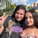 Valenthina Rodarte Instagram - 8 anos, de amizade, irmandade, cumplicidade, aventuras, companheirismo, viagens, sorrisos, histórias e momentos juntas. Há 8 anos, Deus me deu essa amiga irmã e hoje, 26 de janeiro de 2023 tenho a honra de estar com ela em seu 15o aniversário. Quem diria que uma rivalidade nas telinhas se tornaria essa amizade tão especial, de conexão e conversas por olhar ? Quem diria que uma fã estaria com sua ídola em alto mar vendo seu show e virando a noite com ela ? Quem diria ? Si, quebramos padrões, nos divertimos nos mínimos detalhes e vivemos momentos inesquecíveis juntas. Love you forever and ever ! Siiiii, a debutante mais linda do mundo, a amiga para todas as horas, a companheira do “tô dentro”, a viajante do “vamo junto ?”, a irmã do “eu te apoio” e a Sienna que só você sabe ser. Nesse novo ciclo que se inicia quero dizer que vou estar do seu lado sempre, te apoiando, vibrando, torcendo por suas conquistas e entrando nas suas maluquices kkkk Te desejo tudo de bom e de melhor. 15x mais sorrisos, 15x mais momentos, 15x mais histórias para contar, 15x mais conquistas, 15x mais realizações, 15x mais viagens. Que os anjinhos lhe guiem e lhe protejam sempre e que todos os seus sonhos se realizem. Que venham mais 15, 20, 30, 40, 1000 anos que possamos ter e registrar momentos juntas. Obrigada por aparecer na minha vida em 2016 e ser a amiga que muitos querem e eu tenho a honra de ter. Feliz aniversário para essa menina mulher que tenho tanto orgulho VOCÊ É ESPECIAL Te amo 🫶💓✨❤️🥰 #aniversario #15anos #amizade #união #aventuras #viagens #cumplicidade #momentos #amigairmã
