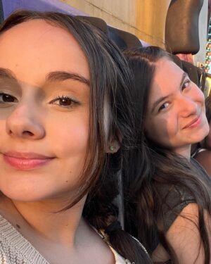 Valenthina Rodarte Instagram - 8 anos, de amizade, irmandade, cumplicidade, aventuras, companheirismo, viagens, sorrisos, histórias e momentos juntas. Há 8 anos, Deus me deu essa amiga irmã e hoje, 26 de janeiro de 2023 tenho a honra de estar com ela em seu 15o aniversário.
Quem diria que uma rivalidade nas telinhas se tornaria essa amizade tão especial, de conexão e conversas por olhar ? Quem diria que uma fã estaria com sua ídola em alto mar vendo seu show e virando a noite com ela ? Quem diria ? Si, quebramos padrões, nos divertimos nos mínimos detalhes e vivemos momentos inesquecíveis juntas. Love you forever and ever ! 
Siiiii, a debutante mais linda do mundo, a amiga para todas as horas, a companheira do “tô dentro”, a viajante do “vamo junto ?”, a irmã do “eu te apoio” e a Sienna que só você sabe ser.
Nesse novo ciclo que se inicia quero dizer que vou estar do seu lado sempre, te apoiando, vibrando, torcendo por suas conquistas e entrando nas suas maluquices kkkk
Te desejo tudo de bom e de melhor. 15x mais sorrisos, 15x mais momentos, 15x mais histórias para contar, 15x mais conquistas, 15x mais realizações, 15x mais viagens.
Que os anjinhos lhe guiem e lhe protejam sempre e que todos os seus sonhos se realizem.
Que venham mais 15, 20, 30, 40, 1000 anos que possamos ter e registrar momentos juntas.
Obrigada por aparecer na minha vida em 2016 e ser a amiga que muitos querem e eu tenho a honra de ter.
Feliz aniversário para essa menina mulher que tenho tanto orgulho 
VOCÊ É ESPECIAL 
Te amo
🫶💓✨❤️🥰

#aniversario #15anos #amizade #união #aventuras #viagens #cumplicidade #momentos #amigairmã