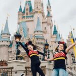 Valenthina Rodarte Instagram - 8 anos, de amizade, irmandade, cumplicidade, aventuras, companheirismo, viagens, sorrisos, histórias e momentos juntas. Há 8 anos, Deus me deu essa amiga irmã e hoje, 26 de janeiro de 2023 tenho a honra de estar com ela em seu 15o aniversário. Quem diria que uma rivalidade nas telinhas se tornaria essa amizade tão especial, de conexão e conversas por olhar ? Quem diria que uma fã estaria com sua ídola em alto mar vendo seu show e virando a noite com ela ? Quem diria ? Si, quebramos padrões, nos divertimos nos mínimos detalhes e vivemos momentos inesquecíveis juntas. Love you forever and ever ! Siiiii, a debutante mais linda do mundo, a amiga para todas as horas, a companheira do “tô dentro”, a viajante do “vamo junto ?”, a irmã do “eu te apoio” e a Sienna que só você sabe ser. Nesse novo ciclo que se inicia quero dizer que vou estar do seu lado sempre, te apoiando, vibrando, torcendo por suas conquistas e entrando nas suas maluquices kkkk Te desejo tudo de bom e de melhor. 15x mais sorrisos, 15x mais momentos, 15x mais histórias para contar, 15x mais conquistas, 15x mais realizações, 15x mais viagens. Que os anjinhos lhe guiem e lhe protejam sempre e que todos os seus sonhos se realizem. Que venham mais 15, 20, 30, 40, 1000 anos que possamos ter e registrar momentos juntas. Obrigada por aparecer na minha vida em 2016 e ser a amiga que muitos querem e eu tenho a honra de ter. Feliz aniversário para essa menina mulher que tenho tanto orgulho VOCÊ É ESPECIAL Te amo 🫶💓✨❤️🥰 #aniversario #15anos #amizade #união #aventuras #viagens #cumplicidade #momentos #amigairmã