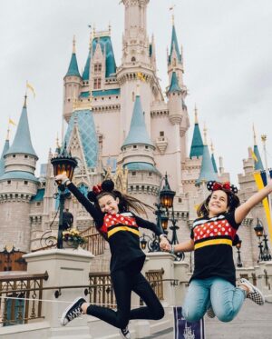 Valenthina Rodarte Instagram - 8 anos, de amizade, irmandade, cumplicidade, aventuras, companheirismo, viagens, sorrisos, histórias e momentos juntas. Há 8 anos, Deus me deu essa amiga irmã e hoje, 26 de janeiro de 2023 tenho a honra de estar com ela em seu 15o aniversário.
Quem diria que uma rivalidade nas telinhas se tornaria essa amizade tão especial, de conexão e conversas por olhar ? Quem diria que uma fã estaria com sua ídola em alto mar vendo seu show e virando a noite com ela ? Quem diria ? Si, quebramos padrões, nos divertimos nos mínimos detalhes e vivemos momentos inesquecíveis juntas. Love you forever and ever ! 
Siiiii, a debutante mais linda do mundo, a amiga para todas as horas, a companheira do “tô dentro”, a viajante do “vamo junto ?”, a irmã do “eu te apoio” e a Sienna que só você sabe ser.
Nesse novo ciclo que se inicia quero dizer que vou estar do seu lado sempre, te apoiando, vibrando, torcendo por suas conquistas e entrando nas suas maluquices kkkk
Te desejo tudo de bom e de melhor. 15x mais sorrisos, 15x mais momentos, 15x mais histórias para contar, 15x mais conquistas, 15x mais realizações, 15x mais viagens.
Que os anjinhos lhe guiem e lhe protejam sempre e que todos os seus sonhos se realizem.
Que venham mais 15, 20, 30, 40, 1000 anos que possamos ter e registrar momentos juntas.
Obrigada por aparecer na minha vida em 2016 e ser a amiga que muitos querem e eu tenho a honra de ter.
Feliz aniversário para essa menina mulher que tenho tanto orgulho 
VOCÊ É ESPECIAL 
Te amo
🫶💓✨❤️🥰

#aniversario #15anos #amizade #união #aventuras #viagens #cumplicidade #momentos #amigairmã