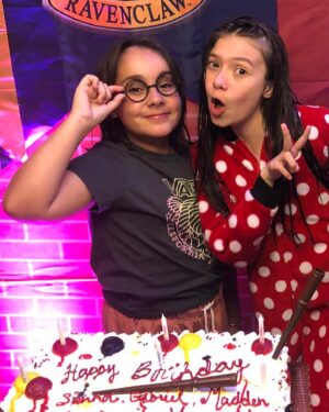 Valenthina Rodarte Instagram - 8 anos, de amizade, irmandade, cumplicidade, aventuras, companheirismo, viagens, sorrisos, histórias e momentos juntas. Há 8 anos, Deus me deu essa amiga irmã e hoje, 26 de janeiro de 2023 tenho a honra de estar com ela em seu 15o aniversário.
Quem diria que uma rivalidade nas telinhas se tornaria essa amizade tão especial, de conexão e conversas por olhar ? Quem diria que uma fã estaria com sua ídola em alto mar vendo seu show e virando a noite com ela ? Quem diria ? Si, quebramos padrões, nos divertimos nos mínimos detalhes e vivemos momentos inesquecíveis juntas. Love you forever and ever ! 
Siiiii, a debutante mais linda do mundo, a amiga para todas as horas, a companheira do “tô dentro”, a viajante do “vamo junto ?”, a irmã do “eu te apoio” e a Sienna que só você sabe ser.
Nesse novo ciclo que se inicia quero dizer que vou estar do seu lado sempre, te apoiando, vibrando, torcendo por suas conquistas e entrando nas suas maluquices kkkk
Te desejo tudo de bom e de melhor. 15x mais sorrisos, 15x mais momentos, 15x mais histórias para contar, 15x mais conquistas, 15x mais realizações, 15x mais viagens.
Que os anjinhos lhe guiem e lhe protejam sempre e que todos os seus sonhos se realizem.
Que venham mais 15, 20, 30, 40, 1000 anos que possamos ter e registrar momentos juntas.
Obrigada por aparecer na minha vida em 2016 e ser a amiga que muitos querem e eu tenho a honra de ter.
Feliz aniversário para essa menina mulher que tenho tanto orgulho 
VOCÊ É ESPECIAL 
Te amo
🫶💓✨❤️🥰

#aniversario #15anos #amizade #união #aventuras #viagens #cumplicidade #momentos #amigairmã