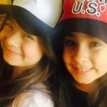 Valenthina Rodarte Instagram - 8 anos, de amizade, irmandade, cumplicidade, aventuras, companheirismo, viagens, sorrisos, histórias e momentos juntas. Há 8 anos, Deus me deu essa amiga irmã e hoje, 26 de janeiro de 2023 tenho a honra de estar com ela em seu 15o aniversário. Quem diria que uma rivalidade nas telinhas se tornaria essa amizade tão especial, de conexão e conversas por olhar ? Quem diria que uma fã estaria com sua ídola em alto mar vendo seu show e virando a noite com ela ? Quem diria ? Si, quebramos padrões, nos divertimos nos mínimos detalhes e vivemos momentos inesquecíveis juntas. Love you forever and ever ! Siiiii, a debutante mais linda do mundo, a amiga para todas as horas, a companheira do “tô dentro”, a viajante do “vamo junto ?”, a irmã do “eu te apoio” e a Sienna que só você sabe ser. Nesse novo ciclo que se inicia quero dizer que vou estar do seu lado sempre, te apoiando, vibrando, torcendo por suas conquistas e entrando nas suas maluquices kkkk Te desejo tudo de bom e de melhor. 15x mais sorrisos, 15x mais momentos, 15x mais histórias para contar, 15x mais conquistas, 15x mais realizações, 15x mais viagens. Que os anjinhos lhe guiem e lhe protejam sempre e que todos os seus sonhos se realizem. Que venham mais 15, 20, 30, 40, 1000 anos que possamos ter e registrar momentos juntas. Obrigada por aparecer na minha vida em 2016 e ser a amiga que muitos querem e eu tenho a honra de ter. Feliz aniversário para essa menina mulher que tenho tanto orgulho VOCÊ É ESPECIAL Te amo 🫶💓✨❤️🥰 #aniversario #15anos #amizade #união #aventuras #viagens #cumplicidade #momentos #amigairmã