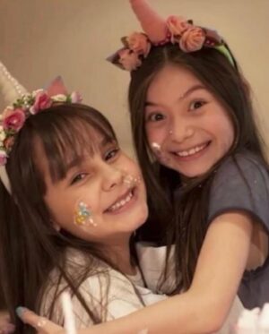 Valenthina Rodarte Instagram - 8 anos, de amizade, irmandade, cumplicidade, aventuras, companheirismo, viagens, sorrisos, histórias e momentos juntas. Há 8 anos, Deus me deu essa amiga irmã e hoje, 26 de janeiro de 2023 tenho a honra de estar com ela em seu 15o aniversário.
Quem diria que uma rivalidade nas telinhas se tornaria essa amizade tão especial, de conexão e conversas por olhar ? Quem diria que uma fã estaria com sua ídola em alto mar vendo seu show e virando a noite com ela ? Quem diria ? Si, quebramos padrões, nos divertimos nos mínimos detalhes e vivemos momentos inesquecíveis juntas. Love you forever and ever ! 
Siiiii, a debutante mais linda do mundo, a amiga para todas as horas, a companheira do “tô dentro”, a viajante do “vamo junto ?”, a irmã do “eu te apoio” e a Sienna que só você sabe ser.
Nesse novo ciclo que se inicia quero dizer que vou estar do seu lado sempre, te apoiando, vibrando, torcendo por suas conquistas e entrando nas suas maluquices kkkk
Te desejo tudo de bom e de melhor. 15x mais sorrisos, 15x mais momentos, 15x mais histórias para contar, 15x mais conquistas, 15x mais realizações, 15x mais viagens.
Que os anjinhos lhe guiem e lhe protejam sempre e que todos os seus sonhos se realizem.
Que venham mais 15, 20, 30, 40, 1000 anos que possamos ter e registrar momentos juntas.
Obrigada por aparecer na minha vida em 2016 e ser a amiga que muitos querem e eu tenho a honra de ter.
Feliz aniversário para essa menina mulher que tenho tanto orgulho 
VOCÊ É ESPECIAL 
Te amo
🫶💓✨❤️🥰

#aniversario #15anos #amizade #união #aventuras #viagens #cumplicidade #momentos #amigairmã