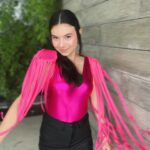 Valenthina Rodarte Instagram - glowing ✨🎉🎊🪩💓 @fantastiqueoficial #carnaval #folia #pink #diversão #brilho #fé #festa