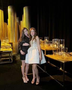 Valenthina Rodarte Instagram - Que noite incrível e impecável ,parabéns pelos seus 15 anos  @valengoncalves__ que você continue brilhando e encantando todos a sua volta .
Você é muito especial ❤️
Família mais linda e especial @mafelimirio 
Me diverti muito com você @maemitri amei a companhia 
@williambrenohair @priicaraujo_ vocês arrasam
Amo @bugudum 
#festa15anos #festadeluxo #festatop #amigalinda #parabensamiga #felicidadesempre #gratidão #deusébomotempotodo #familia