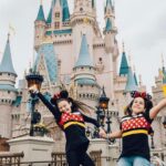 Valenthina Rodarte Instagram - Há 16 anos nasceu uma menina muito especial, divertida, maluquinha nas horas vagas, talentosa, e com um brilho sem igual. E eu não imaginava que um dia ela fosse se tornar a minha melhor amiga Siiiii omg 16 anossss!!! 16 anos espalhando amor e alegria por onde passa. 16 anos encantando todos a sua volta. 16 anos sendo a Sienna que todos nós amamos tanto E eu tive a honra de fazer parte de 8 deles, que para mim foram 8 anos de pura aventura kakakakak Todos os nossos momentos, risadas, sleepovers, viagens, aventuras, shows, confissões, músicas, vídeos e histórias duvidosas Obrigada por ser a amiga mais pé atrás mas a mais corajosa com relação a aventura. A pessoa que tá com medo, mas vai com medo mesmo, a pessoa que aceita minhas maluquices e me faz rir a cada segundo Ahhhhh Rockit 🎸🎧🎢, e não é que fomos na primeira cadeira mesmo ? O que dizer dos passeios de camelo pelo nordeste kakakak ? A tirolesa com o cambotriú, a virada de noite em alto mar, as horas nas filas da disney !!!!! Os gritos no barco viking do hopi hari, as corridas atrás de celulares perdidos nos parques e o passeio de mergulho com os peixinhos kakakka Obrigada por ser a amiga que me dá as melhores lembranças, momentos, risadas e vícios (positivos tá ?): HP ⚡️, Alexa e Katie 👯‍♀️, Julie and the Phantoms 💜👻, Jonas Brothers 🎸… Siii obrigadaaa por fazer parte da minha vida, por sempre estar ao meu lado, por sempre estar presente quando preciso de um SOS Saiba que você pode sempre contar comigo quado precisar de um ombro, um ouvido, um carinho ou um abraço Obrigada por ser o Ronny do meu Harry, a Alexa da minha Katie, a Flynn da minha Julie e a guitarra do meu Nick kakakak Obrigada por ser a minha irmã mais velha, a já madrinha dos meus filhos, e a filha dos meus pais (e o Caio também kakakak) Parabénsssss pelo dia de hoje é parabéns pelo que você é Love youuuu forever and ever #aniversario #amizade #irmã #amigairmã #familia #deus #deusnocomando
