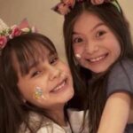 Valenthina Rodarte Instagram - Há 16 anos nasceu uma menina muito especial, divertida, maluquinha nas horas vagas, talentosa, e com um brilho sem igual. E eu não imaginava que um dia ela fosse se tornar a minha melhor amiga Siiiii omg 16 anossss!!! 16 anos espalhando amor e alegria por onde passa. 16 anos encantando todos a sua volta. 16 anos sendo a Sienna que todos nós amamos tanto E eu tive a honra de fazer parte de 8 deles, que para mim foram 8 anos de pura aventura kakakakak Todos os nossos momentos, risadas, sleepovers, viagens, aventuras, shows, confissões, músicas, vídeos e histórias duvidosas Obrigada por ser a amiga mais pé atrás mas a mais corajosa com relação a aventura. A pessoa que tá com medo, mas vai com medo mesmo, a pessoa que aceita minhas maluquices e me faz rir a cada segundo Ahhhhh Rockit 🎸🎧🎢, e não é que fomos na primeira cadeira mesmo ? O que dizer dos passeios de camelo pelo nordeste kakakak ? A tirolesa com o cambotriú, a virada de noite em alto mar, as horas nas filas da disney !!!!! Os gritos no barco viking do hopi hari, as corridas atrás de celulares perdidos nos parques e o passeio de mergulho com os peixinhos kakakka Obrigada por ser a amiga que me dá as melhores lembranças, momentos, risadas e vícios (positivos tá ?): HP ⚡️, Alexa e Katie 👯‍♀️, Julie and the Phantoms 💜👻, Jonas Brothers 🎸… Siii obrigadaaa por fazer parte da minha vida, por sempre estar ao meu lado, por sempre estar presente quando preciso de um SOS Saiba que você pode sempre contar comigo quado precisar de um ombro, um ouvido, um carinho ou um abraço Obrigada por ser o Ronny do meu Harry, a Alexa da minha Katie, a Flynn da minha Julie e a guitarra do meu Nick kakakak Obrigada por ser a minha irmã mais velha, a já madrinha dos meus filhos, e a filha dos meus pais (e o Caio também kakakak) Parabénsssss pelo dia de hoje é parabéns pelo que você é Love youuuu forever and ever #aniversario #amizade #irmã #amigairmã #familia #deus #deusnocomando