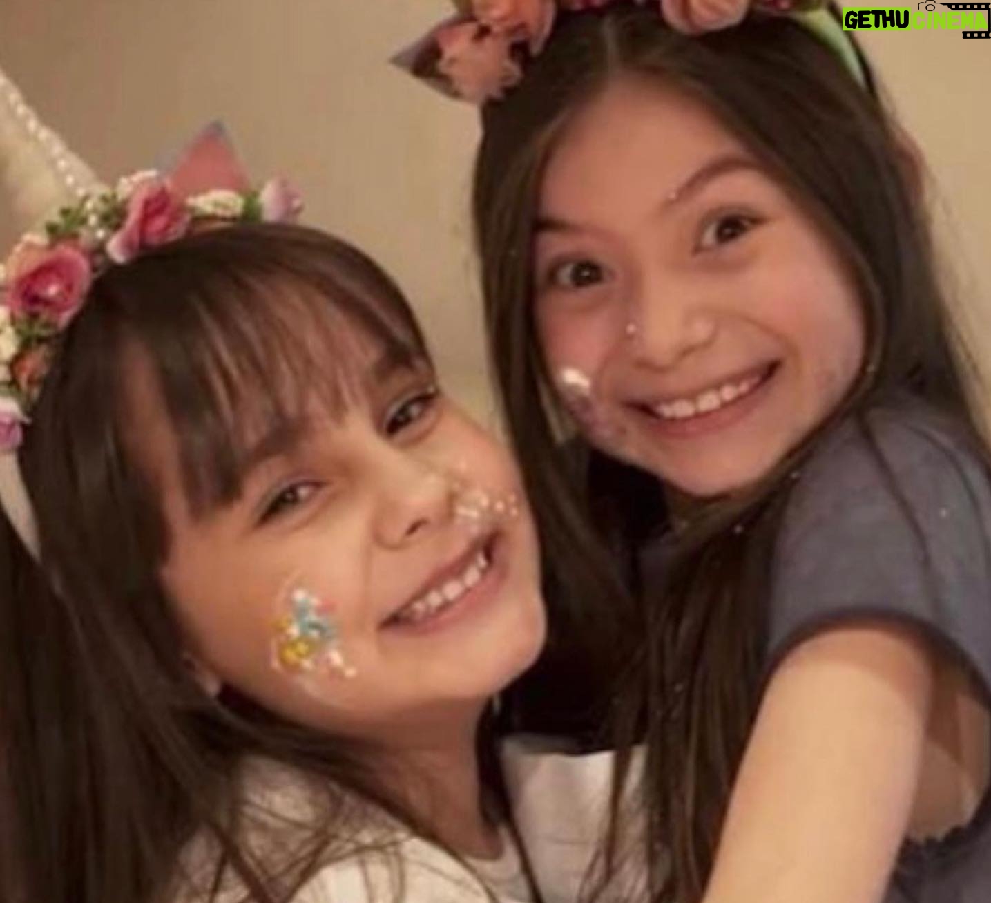 Valenthina Rodarte Instagram - Há 16 anos nasceu uma menina muito especial, divertida, maluquinha nas horas vagas, talentosa, e com um brilho sem igual. E eu não imaginava que um dia ela fosse se tornar a minha melhor amiga Siiiii omg 16 anossss!!! 16 anos espalhando amor e alegria por onde passa. 16 anos encantando todos a sua volta. 16 anos sendo a Sienna que todos nós amamos tanto E eu tive a honra de fazer parte de 8 deles, que para mim foram 8 anos de pura aventura kakakakak Todos os nossos momentos, risadas, sleepovers, viagens, aventuras, shows, confissões, músicas, vídeos e histórias duvidosas Obrigada por ser a amiga mais pé atrás mas a mais corajosa com relação a aventura. A pessoa que tá com medo, mas vai com medo mesmo, a pessoa que aceita minhas maluquices e me faz rir a cada segundo Ahhhhh Rockit 🎸🎧🎢, e não é que fomos na primeira cadeira mesmo ? O que dizer dos passeios de camelo pelo nordeste kakakak ? A tirolesa com o cambotriú, a virada de noite em alto mar, as horas nas filas da disney !!!!! Os gritos no barco viking do hopi hari, as corridas atrás de celulares perdidos nos parques e o passeio de mergulho com os peixinhos kakakka Obrigada por ser a amiga que me dá as melhores lembranças, momentos, risadas e vícios (positivos tá ?): HP ⚡️, Alexa e Katie 👯♀️, Julie and the Phantoms 💜👻, Jonas Brothers 🎸… Siii obrigadaaa por fazer parte da minha vida, por sempre estar ao meu lado, por sempre estar presente quando preciso de um SOS Saiba que você pode sempre contar comigo quado precisar de um ombro, um ouvido, um carinho ou um abraço Obrigada por ser o Ronny do meu Harry, a Alexa da minha Katie, a Flynn da minha Julie e a guitarra do meu Nick kakakak Obrigada por ser a minha irmã mais velha, a já madrinha dos meus filhos, e a filha dos meus pais (e o Caio também kakakak) Parabénsssss pelo dia de hoje é parabéns pelo que você é Love youuuu forever and ever #aniversario #amizade #irmã #amigairmã #familia #deus #deusnocomando