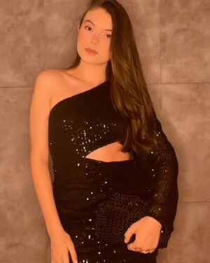 Valenthina Rodarte Instagram - Que noite incrível e impecável ,parabéns pelos seus 15 anos  @valengoncalves__ que você continue brilhando e encantando todos a sua volta .
Você é muito especial ❤️
Família mais linda e especial @mafelimirio 
Me diverti muito com você @maemitri amei a companhia 
@williambrenohair @priicaraujo_ vocês arrasam
Amo @bugudum 
#festa15anos #festadeluxo #festatop #amigalinda #parabensamiga #felicidadesempre #gratidão #deusébomotempotodo #familia