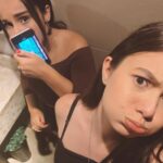 Valenthina Rodarte Instagram - Há 16 anos nasceu uma menina muito especial, divertida, maluquinha nas horas vagas, talentosa, e com um brilho sem igual. E eu não imaginava que um dia ela fosse se tornar a minha melhor amiga Siiiii omg 16 anossss!!! 16 anos espalhando amor e alegria por onde passa. 16 anos encantando todos a sua volta. 16 anos sendo a Sienna que todos nós amamos tanto E eu tive a honra de fazer parte de 8 deles, que para mim foram 8 anos de pura aventura kakakakak Todos os nossos momentos, risadas, sleepovers, viagens, aventuras, shows, confissões, músicas, vídeos e histórias duvidosas Obrigada por ser a amiga mais pé atrás mas a mais corajosa com relação a aventura. A pessoa que tá com medo, mas vai com medo mesmo, a pessoa que aceita minhas maluquices e me faz rir a cada segundo Ahhhhh Rockit 🎸🎧🎢, e não é que fomos na primeira cadeira mesmo ? O que dizer dos passeios de camelo pelo nordeste kakakak ? A tirolesa com o cambotriú, a virada de noite em alto mar, as horas nas filas da disney !!!!! Os gritos no barco viking do hopi hari, as corridas atrás de celulares perdidos nos parques e o passeio de mergulho com os peixinhos kakakka Obrigada por ser a amiga que me dá as melhores lembranças, momentos, risadas e vícios (positivos tá ?): HP ⚡️, Alexa e Katie 👯‍♀️, Julie and the Phantoms 💜👻, Jonas Brothers 🎸… Siii obrigadaaa por fazer parte da minha vida, por sempre estar ao meu lado, por sempre estar presente quando preciso de um SOS Saiba que você pode sempre contar comigo quado precisar de um ombro, um ouvido, um carinho ou um abraço Obrigada por ser o Ronny do meu Harry, a Alexa da minha Katie, a Flynn da minha Julie e a guitarra do meu Nick kakakak Obrigada por ser a minha irmã mais velha, a já madrinha dos meus filhos, e a filha dos meus pais (e o Caio também kakakak) Parabénsssss pelo dia de hoje é parabéns pelo que você é Love youuuu forever and ever #aniversario #amizade #irmã #amigairmã #familia #deus #deusnocomando
