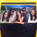 Valenthina Rodarte Instagram - Há 16 anos nasceu uma menina muito especial, divertida, maluquinha nas horas vagas, talentosa, e com um brilho sem igual. E eu não imaginava que um dia ela fosse se tornar a minha melhor amiga Siiiii omg 16 anossss!!! 16 anos espalhando amor e alegria por onde passa. 16 anos encantando todos a sua volta. 16 anos sendo a Sienna que todos nós amamos tanto E eu tive a honra de fazer parte de 8 deles, que para mim foram 8 anos de pura aventura kakakakak Todos os nossos momentos, risadas, sleepovers, viagens, aventuras, shows, confissões, músicas, vídeos e histórias duvidosas Obrigada por ser a amiga mais pé atrás mas a mais corajosa com relação a aventura. A pessoa que tá com medo, mas vai com medo mesmo, a pessoa que aceita minhas maluquices e me faz rir a cada segundo Ahhhhh Rockit 🎸🎧🎢, e não é que fomos na primeira cadeira mesmo ? O que dizer dos passeios de camelo pelo nordeste kakakak ? A tirolesa com o cambotriú, a virada de noite em alto mar, as horas nas filas da disney !!!!! Os gritos no barco viking do hopi hari, as corridas atrás de celulares perdidos nos parques e o passeio de mergulho com os peixinhos kakakka Obrigada por ser a amiga que me dá as melhores lembranças, momentos, risadas e vícios (positivos tá ?): HP ⚡️, Alexa e Katie 👯‍♀️, Julie and the Phantoms 💜👻, Jonas Brothers 🎸… Siii obrigadaaa por fazer parte da minha vida, por sempre estar ao meu lado, por sempre estar presente quando preciso de um SOS Saiba que você pode sempre contar comigo quado precisar de um ombro, um ouvido, um carinho ou um abraço Obrigada por ser o Ronny do meu Harry, a Alexa da minha Katie, a Flynn da minha Julie e a guitarra do meu Nick kakakak Obrigada por ser a minha irmã mais velha, a já madrinha dos meus filhos, e a filha dos meus pais (e o Caio também kakakak) Parabénsssss pelo dia de hoje é parabéns pelo que você é Love youuuu forever and ever #aniversario #amizade #irmã #amigairmã #familia #deus #deusnocomando