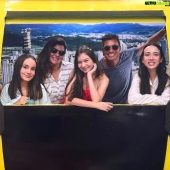 Valenthina Rodarte Instagram - Há 16 anos nasceu uma menina muito especial, divertida, maluquinha nas horas vagas, talentosa, e com um brilho sem igual. E eu não imaginava que um dia ela fosse se tornar a minha melhor amiga Siiiii omg 16 anossss!!! 16 anos espalhando amor e alegria por onde passa. 16 anos encantando todos a sua volta. 16 anos sendo a Sienna que todos nós amamos tanto E eu tive a honra de fazer parte de 8 deles, que para mim foram 8 anos de pura aventura kakakakak Todos os nossos momentos, risadas, sleepovers, viagens, aventuras, shows, confissões, músicas, vídeos e histórias duvidosas Obrigada por ser a amiga mais pé atrás mas a mais corajosa com relação a aventura. A pessoa que tá com medo, mas vai com medo mesmo, a pessoa que aceita minhas maluquices e me faz rir a cada segundo Ahhhhh Rockit 🎸🎧🎢, e não é que fomos na primeira cadeira mesmo ? O que dizer dos passeios de camelo pelo nordeste kakakak ? A tirolesa com o cambotriú, a virada de noite em alto mar, as horas nas filas da disney !!!!! Os gritos no barco viking do hopi hari, as corridas atrás de celulares perdidos nos parques e o passeio de mergulho com os peixinhos kakakka Obrigada por ser a amiga que me dá as melhores lembranças, momentos, risadas e vícios (positivos tá ?): HP ⚡️, Alexa e Katie 👯♀️, Julie and the Phantoms 💜👻, Jonas Brothers 🎸… Siii obrigadaaa por fazer parte da minha vida, por sempre estar ao meu lado, por sempre estar presente quando preciso de um SOS Saiba que você pode sempre contar comigo quado precisar de um ombro, um ouvido, um carinho ou um abraço Obrigada por ser o Ronny do meu Harry, a Alexa da minha Katie, a Flynn da minha Julie e a guitarra do meu Nick kakakak Obrigada por ser a minha irmã mais velha, a já madrinha dos meus filhos, e a filha dos meus pais (e o Caio também kakakak) Parabénsssss pelo dia de hoje é parabéns pelo que você é Love youuuu forever and ever #aniversario #amizade #irmã #amigairmã #familia #deus #deusnocomando