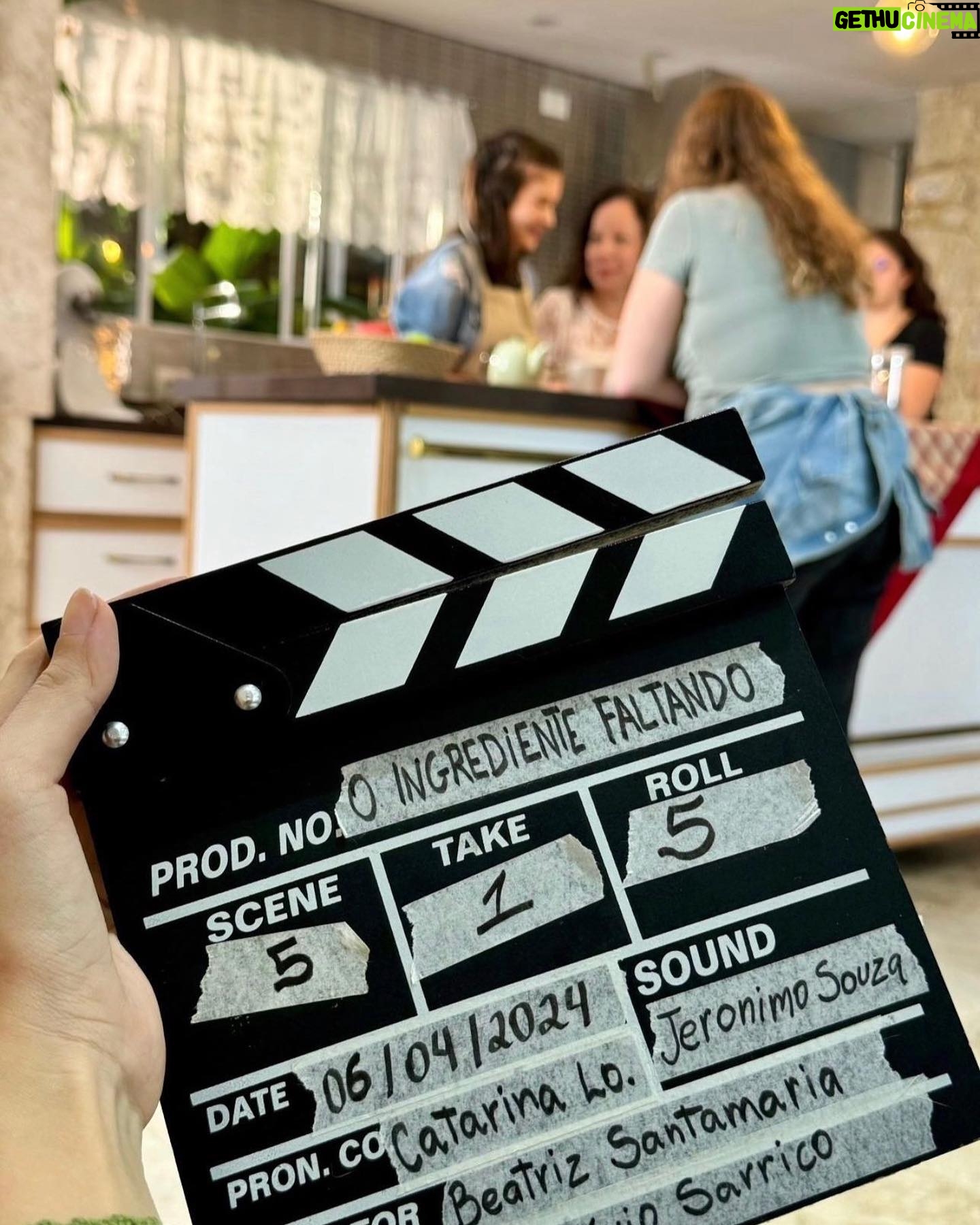 Valenthina Rodarte Instagram - *on air* 🎥🎬📸🤍 novidades vindo por aí… em breve vocês vão poder assistir “O INGREDIENTE FALTANDO”, um curta muito fofo e emocionante 💖💖 @biahsantamaria obrigada por todo carinho e confiança @lu.chagas_ e @dinoragomes73 amei contracenar com vocês Gratidão a toda equipe envolvida, vocês são incríveis @fernandacorasini love you💓💓