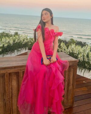Valenthina Rodarte Instagram - Sem palavras para descrever a perfeição do casamento de @andressaa.reboucas e @leonardomitri que dias inesquecíveis 
Bolsa @danieladupas  Look  @arthurcaliman 
Gratidão 🙏 @isadora_mansur @denisemariotto
#casamento #praia #itacare #txai #amor❤ #gratidao #deusnocomando