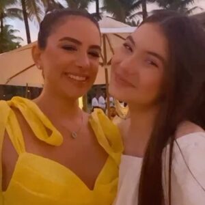 Valenthina Rodarte Instagram - Luau incrível de casamento de @leonardomitri e @andressaa.reboucas no @txairesorts e com benção da natureza 
Bolsa @danieladupas  Gratidão 🙏 @denisemariotto @isadora_mansur 
#casamento #praia #paraiso #txairesorts #lua #deusnocomando #gratidao