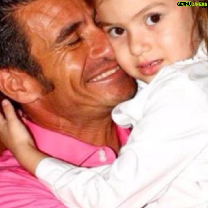Valenthina Rodarte - 1.9K Likes - Papai @fabiorodarte16
Hoje é dia dos pais, mas a honra é minha por ser sua filha. Obrigada por fazer parte da minha vida, por ser esse homem tao especial e esse pintor de se admirar kkkkkk.
Obrigada por ser esse P-A-I, tão
P-arceiro, A-moroso e I-ncrível, que sempre está comigo, vibrando pelas minhas conquistas, me incentivando e sendo esse pai babão que eu tanto amo. Obrigada por ser o pai do “let’s go simbora away”, que topa todas as minhas maluquices, aventuras, radicalidades, montanhas russas, bike, beach tennis e viagens.
Obrigada por ser o pai mais blogueiro do mundo, que vira ator, dublador, dançarino, influencer, modelo e tiktoker em frente às câmeras comigo.
Obrigada por ser esse pai tão criança, tão alegre e tão engraçado. Obrigada por me fazer a filha mais feliz do mundo
Feliz dia dos pais
Te amo 🫶🫶🫶. #diadospais #diadoamigo #pai #gratidão #deusnocomando #deusédeus #deusnocomando #family