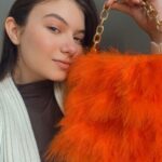 Valenthina Rodarte Instagram - Quem é completamente apaixonada por bolsa assim como eu ? Para cada look ,uma bolsa incrível e personalizada da @danieladupas Impossível escolher uma só. #bolsas #bolsadecroche #bolsapersonalizadas #bolsasfemininas #bolsapersonalizada #tendencia2022