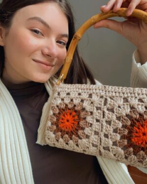 Valenthina Rodarte Instagram - Quem é completamente apaixonada por bolsa assim como eu ?
Para cada look ,uma bolsa incrível e personalizada da @danieladupas 
Impossível escolher uma só.
#bolsas #bolsadecroche #bolsapersonalizadas #bolsasfemininas #bolsapersonalizada #tendencia2022