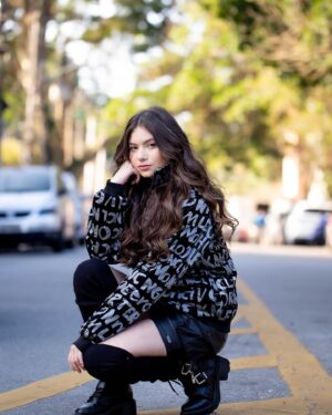 Valenthina Rodarte Instagram - Fotografa @fotografa.priferreira 
Make/hair @eudannyanjos 
Look @bugudum @gmybrand 
#looklindo #ensaiofotografico #modafashion #modateens #gratidão #deusnocomando