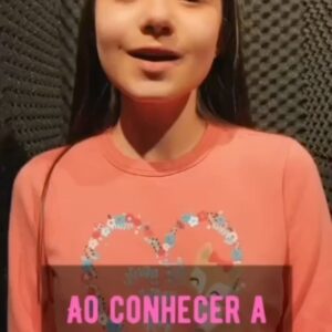 Valenthina Rodarte Instagram - Dublar é dar vida a personagens 
É  fazer da sua voz uma nova versão 
Dublar é mais que ler um texto 
É mergulhar em uma emoção 

Que honra fazer parte 
De vidas, lembranças e histórias
Que prazer emprestar minha voz 
Para eternas memórias 

Quando criança tive vozes 
Que marcaram a minha vida, 
E hoje poder fazer parte de uma história 
Enche meu coração de alegria 

Quero homenagear também 
O meu eterno guia 
Meu Deus que me proteje 
A fé que me acompanha noite e dia

O dia do dublador 
É de mais alguém também
Meus pais que me acompanham 
Que me guiariam até o além 

Agradeço a dublagem 
Por trilhar comigo esse caminho 
Ela é uma profissão especial 
Esse meio repleto de carinho

Rolê para ver vídeo e fotos 👉👉👉
Já são 38 personagens que carrego em meu coração com muito amor, carinho e gratidão 
Obrigada aos meus diretores e técnicos bem como toda a equipe envolvida nesses lindos projetos 🙏. #dublagem #dublador #dubladoresdobrasil #dubladorprofissional #diadodublador #gratidaoadeus #felicidade #realizandosonhos #dublagemengraçada #dublagens #dubla #dublando #dublado