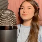 Valenthina Rodarte Instagram - Dublar é dar vida a personagens É fazer da sua voz uma nova versão Dublar é mais que ler um texto É mergulhar em uma emoção Que honra fazer parte De vidas, lembranças e histórias Que prazer emprestar minha voz Para eternas memórias Quando criança tive vozes Que marcaram a minha vida, E hoje poder fazer parte de uma história Enche meu coração de alegria Quero homenagear também O meu eterno guia Meu Deus que me proteje A fé que me acompanha noite e dia O dia do dublador É de mais alguém também Meus pais que me acompanham Que me guiariam até o além Agradeço a dublagem Por trilhar comigo esse caminho Ela é uma profissão especial Esse meio repleto de carinho Rolê para ver vídeo e fotos 👉👉👉 Já são 38 personagens que carrego em meu coração com muito amor, carinho e gratidão Obrigada aos meus diretores e técnicos bem como toda a equipe envolvida nesses lindos projetos 🙏. #dublagem #dublador #dubladoresdobrasil #dubladorprofissional #diadodublador #gratidaoadeus #felicidade #realizandosonhos #dublagemengraçada #dublagens #dubla #dublando #dublado