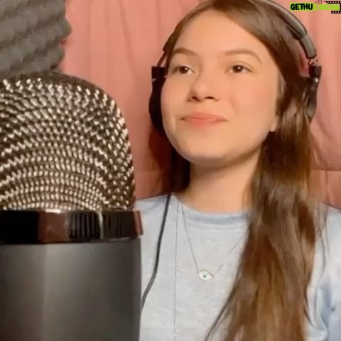 Valenthina Rodarte - 2K Likes - Dublar é dar vida a personagens
É fazer da sua voz uma nova versão
Dublar é mais que ler um texto
É mergulhar em uma emoção
Que honra fazer parte
De vidas, lembranças e histórias
Que prazer emprestar minha voz
Para eternas memórias
Quando criança tive vozes
Que marcaram a minha vida,
E hoje poder fazer parte de uma história
Enche meu coração de alegria
Quero homenagear também
O meu eterno guia
Meu Deus que me proteje
A fé que me acompanha noite e dia
O dia do dublador
É de mais alguém também
Meus pais que me acompanham
Que me guiariam até o além
Agradeço a dublagem
Por trilhar comigo esse caminho
Ela é uma profissão especial
Esse meio repleto de carinho
Rolê para ver vídeo e fotos 👉👉👉
Já são 38 personagens que carrego em meu coração com muito amor, carinho e gratidão
Obrigada aos meus diretores e técnicos bem como toda a equipe envolvida nesses lindos projetos 🙏. #dublagem #dublador #dubladoresdobrasil #dubladorprofissional #diadodublador #gratidaoadeus #felicidade #realizandosonhos #dublagemengraçada #dublagens #dubla #dublando #dublado