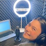 Valenthina Rodarte Instagram - Dublar é dar vida a personagens É fazer da sua voz uma nova versão Dublar é mais que ler um texto É mergulhar em uma emoção Que honra fazer parte De vidas, lembranças e histórias Que prazer emprestar minha voz Para eternas memórias Quando criança tive vozes Que marcaram a minha vida, E hoje poder fazer parte de uma história Enche meu coração de alegria Quero homenagear também O meu eterno guia Meu Deus que me proteje A fé que me acompanha noite e dia O dia do dublador É de mais alguém também Meus pais que me acompanham Que me guiariam até o além Agradeço a dublagem Por trilhar comigo esse caminho Ela é uma profissão especial Esse meio repleto de carinho Rolê para ver vídeo e fotos 👉👉👉 Já são 38 personagens que carrego em meu coração com muito amor, carinho e gratidão Obrigada aos meus diretores e técnicos bem como toda a equipe envolvida nesses lindos projetos 🙏. #dublagem #dublador #dubladoresdobrasil #dubladorprofissional #diadodublador #gratidaoadeus #felicidade #realizandosonhos #dublagemengraçada #dublagens #dubla #dublando #dublado