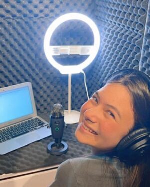 Valenthina Rodarte Instagram - Dublar é dar vida a personagens 
É  fazer da sua voz uma nova versão 
Dublar é mais que ler um texto 
É mergulhar em uma emoção 

Que honra fazer parte 
De vidas, lembranças e histórias
Que prazer emprestar minha voz 
Para eternas memórias 

Quando criança tive vozes 
Que marcaram a minha vida, 
E hoje poder fazer parte de uma história 
Enche meu coração de alegria 

Quero homenagear também 
O meu eterno guia 
Meu Deus que me proteje 
A fé que me acompanha noite e dia

O dia do dublador 
É de mais alguém também
Meus pais que me acompanham 
Que me guiariam até o além 

Agradeço a dublagem 
Por trilhar comigo esse caminho 
Ela é uma profissão especial 
Esse meio repleto de carinho

Rolê para ver vídeo e fotos 👉👉👉
Já são 38 personagens que carrego em meu coração com muito amor, carinho e gratidão 
Obrigada aos meus diretores e técnicos bem como toda a equipe envolvida nesses lindos projetos 🙏. #dublagem #dublador #dubladoresdobrasil #dubladorprofissional #diadodublador #gratidaoadeus #felicidade #realizandosonhos #dublagemengraçada #dublagens #dubla #dublando #dublado