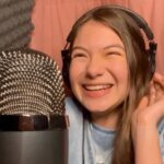 Valenthina Rodarte Instagram - Dublar é dar vida a personagens É fazer da sua voz uma nova versão Dublar é mais que ler um texto É mergulhar em uma emoção Que honra fazer parte De vidas, lembranças e histórias Que prazer emprestar minha voz Para eternas memórias Quando criança tive vozes Que marcaram a minha vida, E hoje poder fazer parte de uma história Enche meu coração de alegria Quero homenagear também O meu eterno guia Meu Deus que me proteje A fé que me acompanha noite e dia O dia do dublador É de mais alguém também Meus pais que me acompanham Que me guiariam até o além Agradeço a dublagem Por trilhar comigo esse caminho Ela é uma profissão especial Esse meio repleto de carinho Rolê para ver vídeo e fotos 👉👉👉 Já são 38 personagens que carrego em meu coração com muito amor, carinho e gratidão Obrigada aos meus diretores e técnicos bem como toda a equipe envolvida nesses lindos projetos 🙏. #dublagem #dublador #dubladoresdobrasil #dubladorprofissional #diadodublador #gratidaoadeus #felicidade #realizandosonhos #dublagemengraçada #dublagens #dubla #dublando #dublado