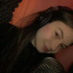 Valenthina Rodarte Instagram - Dublar é dar vida a personagens É fazer da sua voz uma nova versão Dublar é mais que ler um texto É mergulhar em uma emoção Que honra fazer parte De vidas, lembranças e histórias Que prazer emprestar minha voz Para eternas memórias Quando criança tive vozes Que marcaram a minha vida, E hoje poder fazer parte de uma história Enche meu coração de alegria Quero homenagear também O meu eterno guia Meu Deus que me proteje A fé que me acompanha noite e dia O dia do dublador É de mais alguém também Meus pais que me acompanham Que me guiariam até o além Agradeço a dublagem Por trilhar comigo esse caminho Ela é uma profissão especial Esse meio repleto de carinho Rolê para ver vídeo e fotos 👉👉👉 Já são 38 personagens que carrego em meu coração com muito amor, carinho e gratidão Obrigada aos meus diretores e técnicos bem como toda a equipe envolvida nesses lindos projetos 🙏. #dublagem #dublador #dubladoresdobrasil #dubladorprofissional #diadodublador #gratidaoadeus #felicidade #realizandosonhos #dublagemengraçada #dublagens #dubla #dublando #dublado
