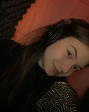 Valenthina Rodarte Instagram - Dublar é dar vida a personagens 
É  fazer da sua voz uma nova versão 
Dublar é mais que ler um texto 
É mergulhar em uma emoção 

Que honra fazer parte 
De vidas, lembranças e histórias
Que prazer emprestar minha voz 
Para eternas memórias 

Quando criança tive vozes 
Que marcaram a minha vida, 
E hoje poder fazer parte de uma história 
Enche meu coração de alegria 

Quero homenagear também 
O meu eterno guia 
Meu Deus que me proteje 
A fé que me acompanha noite e dia

O dia do dublador 
É de mais alguém também
Meus pais que me acompanham 
Que me guiariam até o além 

Agradeço a dublagem 
Por trilhar comigo esse caminho 
Ela é uma profissão especial 
Esse meio repleto de carinho

Rolê para ver vídeo e fotos 👉👉👉
Já são 38 personagens que carrego em meu coração com muito amor, carinho e gratidão 
Obrigada aos meus diretores e técnicos bem como toda a equipe envolvida nesses lindos projetos 🙏. #dublagem #dublador #dubladoresdobrasil #dubladorprofissional #diadodublador #gratidaoadeus #felicidade #realizandosonhos #dublagemengraçada #dublagens #dubla #dublando #dublado