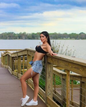 Valentina Feroz Instagram - Monday time! Embrace the fresh start 🖤
📸 @nicholsstudiophotography 
.
.
.
#photoshoot #mondaymotivation #bikini