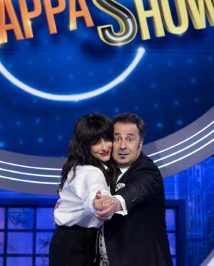 Valentina Lodovini Instagram - " che ci faccio qui?". 🌹

ci vediamo questa sera alle 21:30, GialappaShow, Tv8/Sky

#adopo