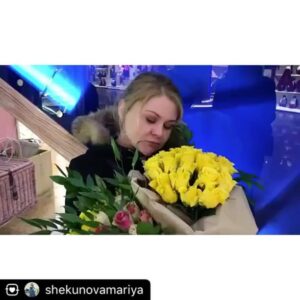 Valentina Mazunina Instagram - Ну, вы уже поняли, что цветы Вальке никто не дарил😂😂😂 И на самом деле, Коленька, эти цветы для тебя!!!! 💐💐💐💐💐💐💐💐💐💐
С Днём Рождения смешной, серьезный, талантливый и светлый человек😘😘😳😳😳😳😳😳 КООООЛЯЯЯЯЯ, мы тебя💜💜💜
Всегда твои Машка и Валька😘

#колян @kolyanaumov #МашаВаля #подружки #девочкитакиедевочки #тнт #реальныепацаны #реальныедевчонки #love #ржака #смешнодослез #нежрать #жизньболь  #марияскорницкая #валентинамазунина