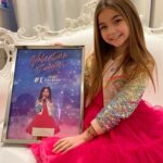 Valentina Tronel Instagram - J’ai reçu une surprise aujourd’hui 😍 Merci @playtwolabel pour ce beau cadeau 💜 Encore merci à toutes mes équipes avec qui je partage ce souvenir merveilleux : @suzanneldm @marchalfabrice @jeremychapron @geraldineallouche @juliencomblat @francetelevisions @alecredde @valencakfred @wladimix @igitmusic @babpravi @playtwolabel @env1ronnement @avenuedesmanguiers Merci également à ma #TeamValen vous êtes géniaux 😍😍 Je vous fais de gros gros bisous et hâte de montrer la suite💜💜