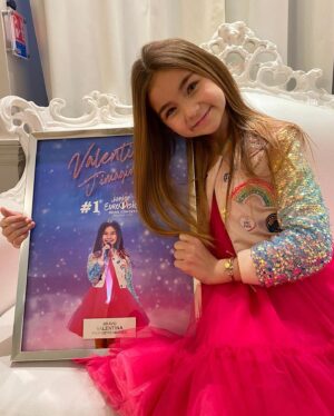 Valentina Tronel Instagram - J’ai reçu une surprise aujourd’hui 😍
Merci @playtwolabel pour ce beau cadeau 💜
Encore merci à toutes mes équipes avec qui je partage ce souvenir merveilleux : @suzanneldm @marchalfabrice @jeremychapron @geraldineallouche @juliencomblat @francetelevisions @alecredde @valencakfred @wladimix @igitmusic @babpravi @playtwolabel @env1ronnement @avenuedesmanguiers 

Merci également à ma #TeamValen vous êtes géniaux 😍😍
Je vous fais de gros gros bisous et hâte de montrer la suite💜💜