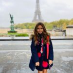 Valentina Tronel Instagram - Cc les amis, mes mots me manquent pour vous remercier pour tout votre soutien et vos messages. Je voulais vous offrir ce petit Backstage du tournage de la carte postale #jesc2020 💗💗💗