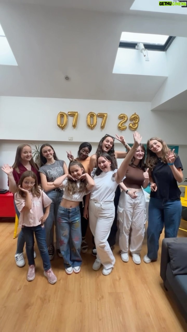 Valentina Tronel Instagram - C’était il y a un mois pile 😍 Souvenir de cette rencontre exclusive en studio avec certains d’entre vous, pour écouter « en vrai » en avant première 💖 Merci pour vos retours et votre présence qui m’ont fait tellement plaisir ! C’était un super moment 🫶🏻