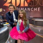 Valentina Tronel Instagram - Coucou ma #TeamValen 💜 Vous allez bien? Moi j’ai encore plein d’étoiles dans les yeux depuis ma victoire à @junioreurovisionofficial 🤩 Merci à @francetelevisions @tpmptv et @bfmtv (entre autres!) de m’avoir reçue et de m’avoir permis de faire la rencontre de ces superbes personnalités ! #TeamValen @junioreurovisionofficial @france2 @eurovisionfrance @marchalfabrice @playtwolabel