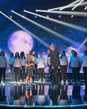 Valentina Tronel Instagram - Quelle merveilleuse expérience ! J’ai adoré interpréter cette magnifique chanson à vos côtés @julienclercofficiel ❤️