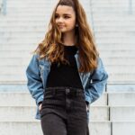 Valentina Tronel Instagram - Plein de nouvelles à vous annoncer les amis ☀️🤫 Posez-moi vos questions en commentaire sous ce post sur la sortie de mon nouveau single et je répondrai à 3 d’entre elles au hasard en vidéo ♥️ Hâte de vous lire ⬇️