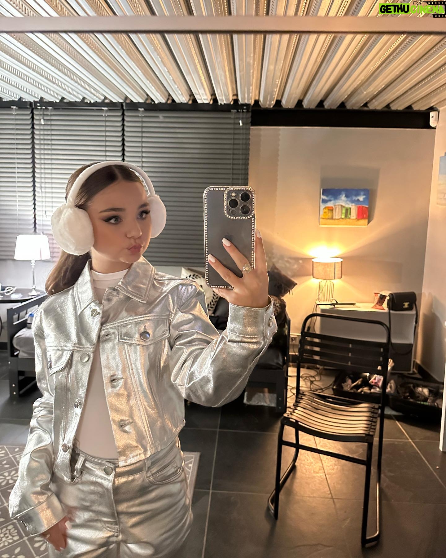 Valentina Tronel Instagram - Alors vous avez aimé le clip ?🎄💖