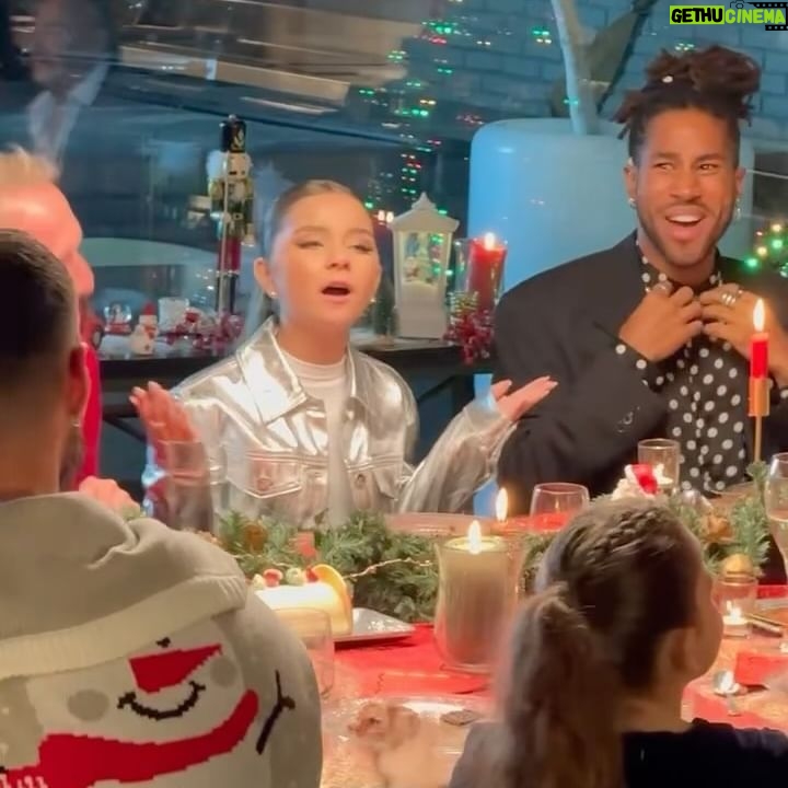 Valentina Tronel Instagram - Alors vous avez aimé le clip ?🎄💖