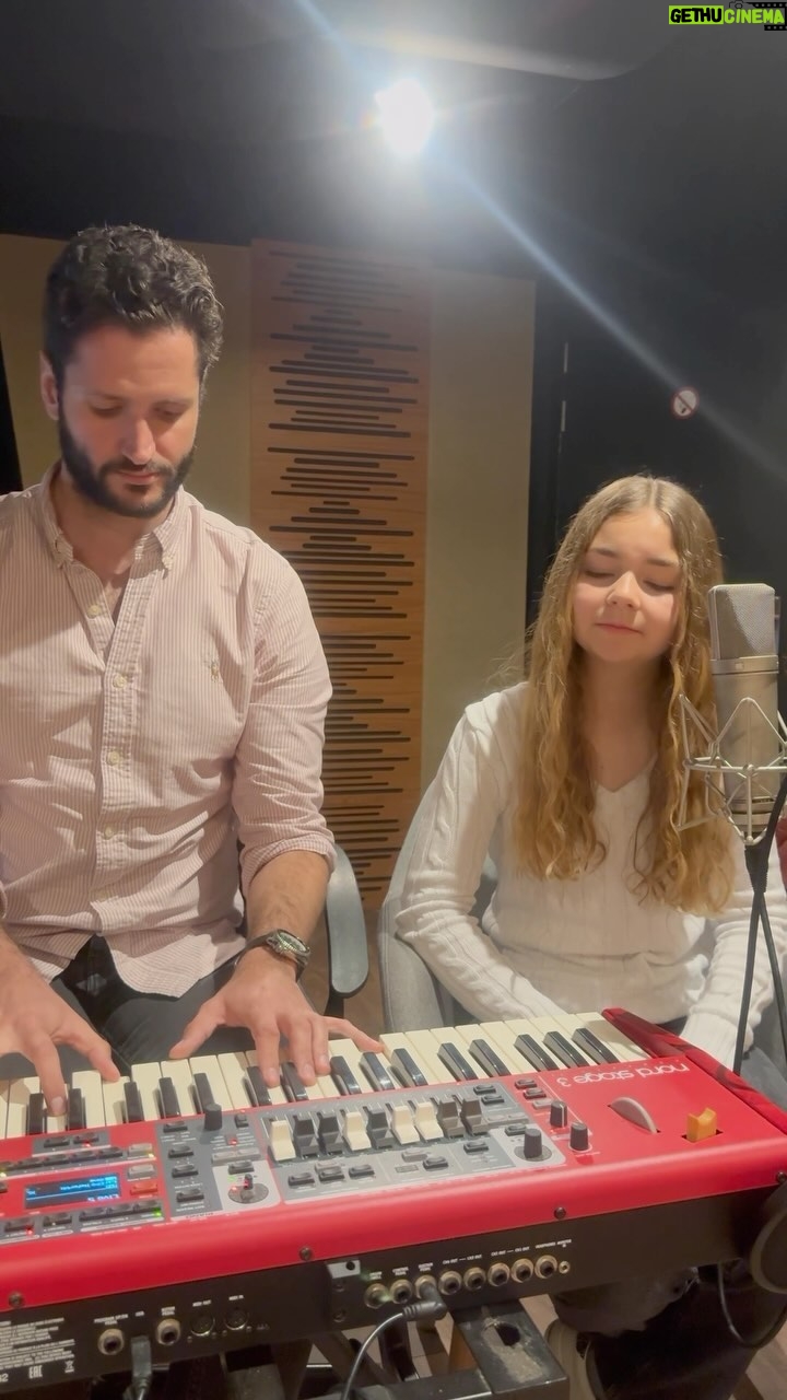 Valentina Tronel Instagram - J’aime tellement cette chanson, j’espère que ce cover vous plaira 🫶🏻 @watchoutforthetornado 💝 Merci au meilleur des pianistes @juliencomblat !!!!!