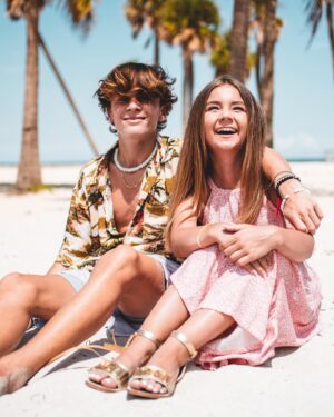 Valentina Tronel Instagram - De Paris à Miami Beach ✈️
Ses plages de sable blanc, ses palmiers trop joliiis, ses hôtels en bord de mer, ses bâtiments art déco très colorés et… les garçons !!!!!!!
Je vous présente Fabio :)
Toujours le même problème…❤️✈️🌴☀️Devinez lequel ?

📸© : @aurelfqt.pro