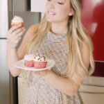 Valentina de Abreu Instagram - RECETA DE CUPCAKES 🧁💕 Fácil - Rápido - Delicioso • 120 gramos de harina todo uso • 140 gramos de azúcar • 1 cucharadita de polvo de hornear • Una pizca de sal • 40 gramos de mantequilla sin sal, a temperatura ambiente�� • 120 ml de leche líquida�� • 1 huevo�� • 1/2 cucharadita de extracto de vainilla PD: este es el video original del que salió el desastre del video anterior 😂 en donde le paso de todo a mi celular jajajaja pero es súper resistente 😂