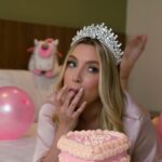Valentina de Abreu Instagram - Que hermoso cumpleaños tuve 🥹💕 Les agradezco con todo mi corazón a todas las personas que me escribieron, que estuvieron presentes, que me acompañaron y que siempre están para mi 🥺 Me sentí sumamente querida y amada 🥹💕 Gracias gracias Gracias 👸🏼🎂 Amé mis fotos @ricc_101 que crack 📷 Y mi corona espectacular @victoria_imp 👑💕 #birthday #foto #valentinadeabreu #lachama #felizcumple #queen