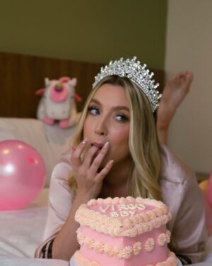 Valentina de Abreu Instagram - Que hermoso cumpleaños tuve 🥹💕 Les agradezco con todo mi corazón a todas las personas que me escribieron, que estuvieron presentes, que me acompañaron y que siempre están para mi 🥺 
Me sentí sumamente querida y amada 🥹💕 Gracias gracias Gracias 👸🏼🎂 

Amé mis fotos @ricc_101 que crack 📷
Y mi corona espectacular @victoria_imp 👑💕
#birthday #foto #valentinadeabreu #lachama #felizcumple #queen